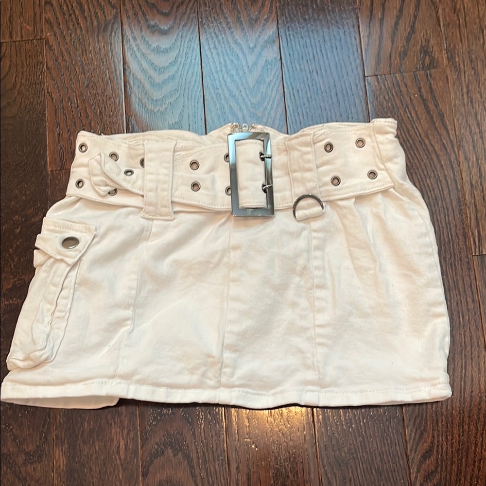 Stylish White Mini Skirt